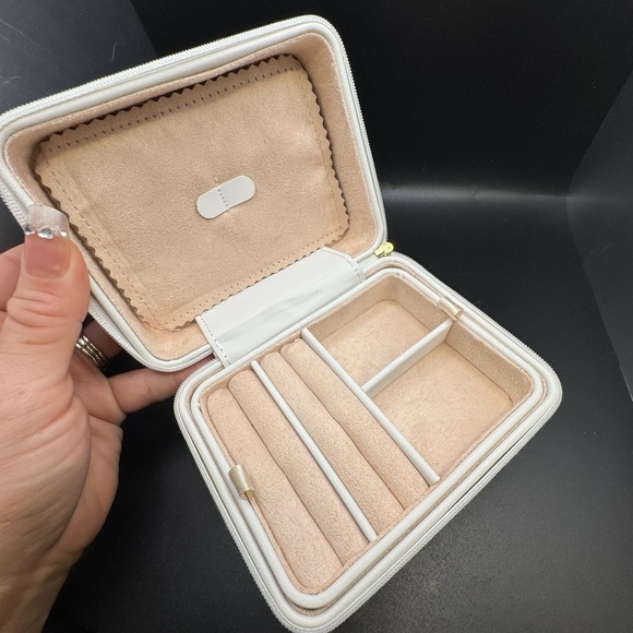 NWOT Gorjana Cream and Tan Jewelry Organizer- no flaws! Paid $95 - Picture 12 of 13